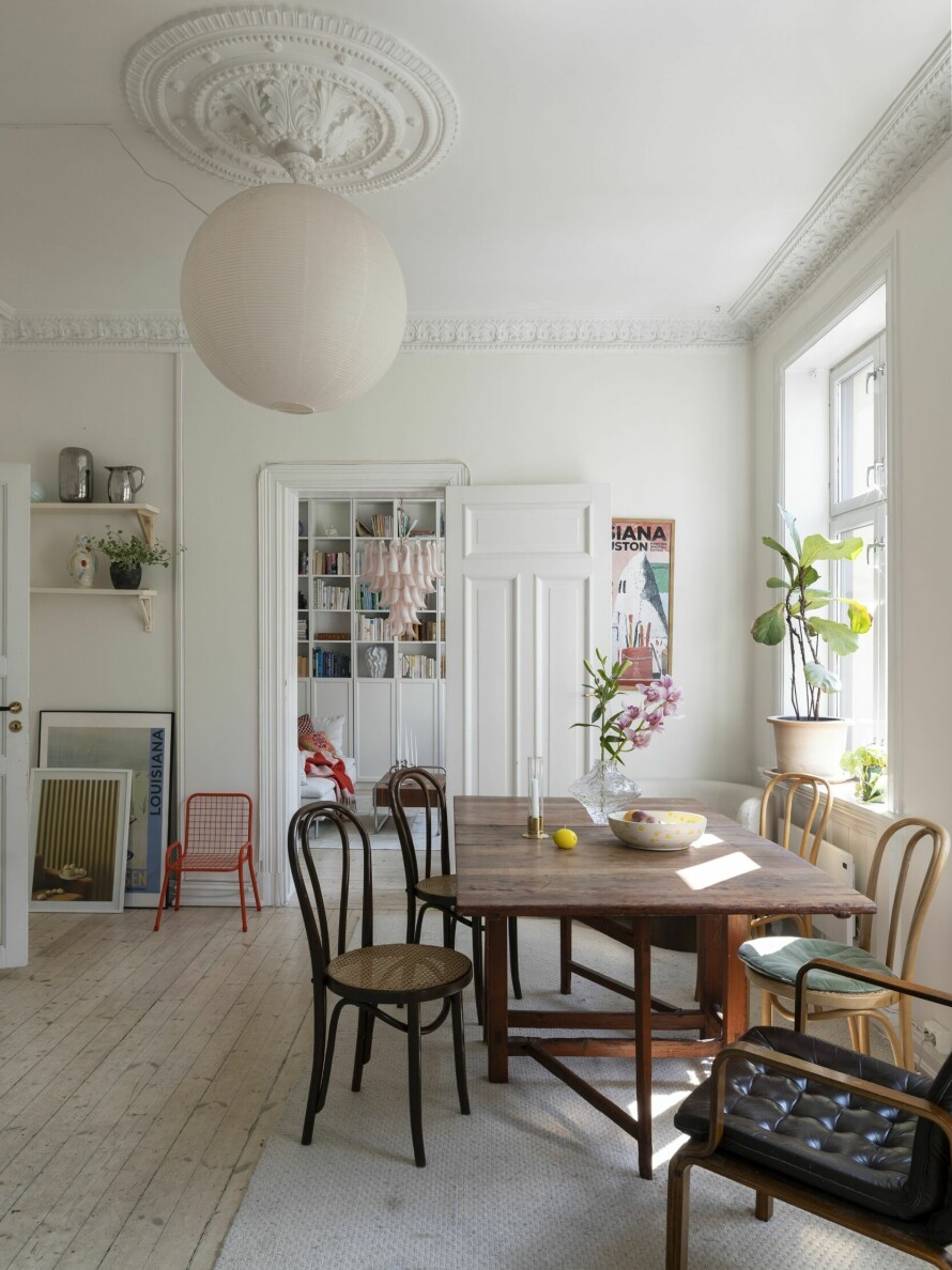BARE VINTAGE: Spisestuen består utelukkende av bruktfunn. Bordet og stolen med lærsete er fra Finn, mens de andre stolene er vintage. Den røde stolen bak er også kjøpt på Finn. Bollen på bordet er fra H&M Home, lysestaken fra Kattegat design, sitronlyset fra Hay og vasen fra Heinz studio.