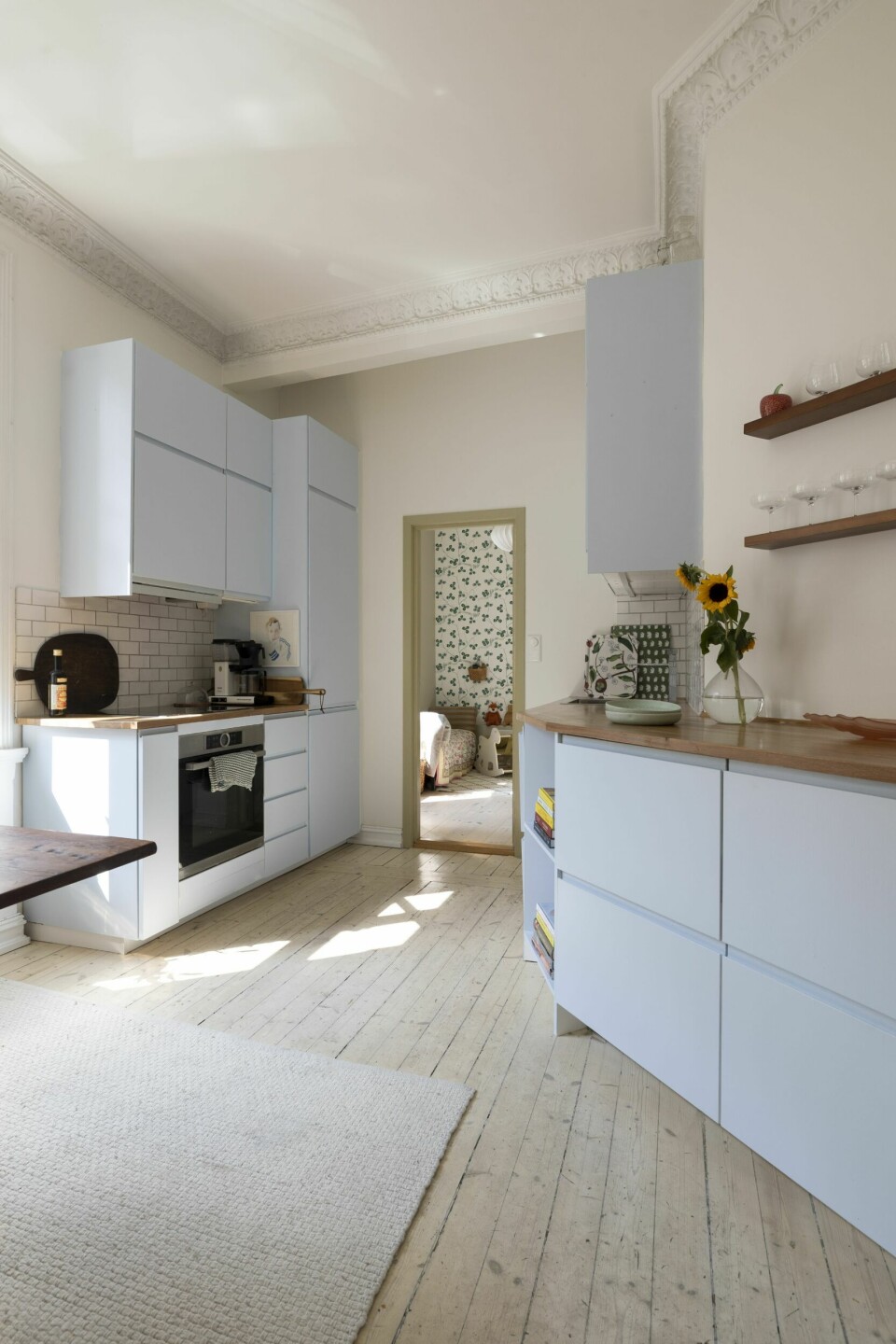 BLÅTT KJØKKEN: Egentlig hadde Emilie tenkt til å male taket blått, men en kveld fikk hun ånden over seg og det ble heller kjøkkeninnredning som ble malt isteden. Dørkarmen inn mot Jons rom er malt i Refined Yellow fra Jotun Lady. Malerkost:Kjøkkenet er malt i S1010-R80B.