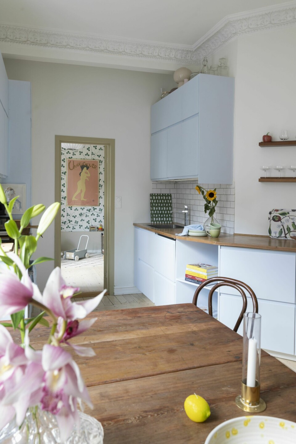 FORNYELSE MED MALING: Kjøkkenet er pusset opp etter Emilies prinsipp om å ikke på død og liv rive ut og erstatte med nytt. Her er alt beholdt, det er bare brukt litt maling for å fornye.