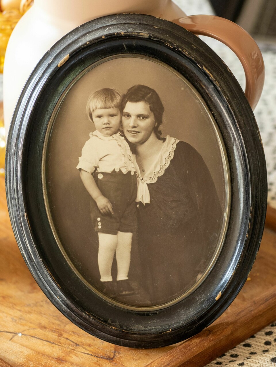 FARMOR OG FAR: ,Farmor Petra med Kjell Olas far på,fanget.