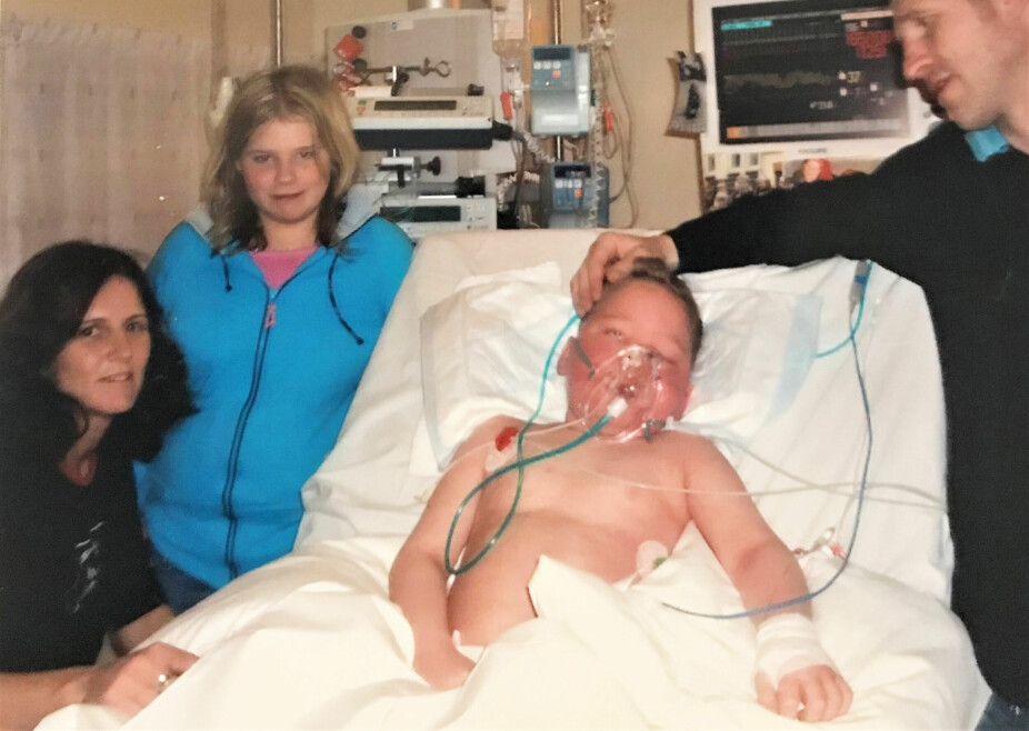 DØDSSYK: Bare syv år gammel måtte Thomas få ny benmarg på grunn av sykdommen aplastisk anemi. Året etter fikk han tilbakefall og måtte gjennom ny transplantasjon. Flere ganger var det på hengende håret at han overlevde.