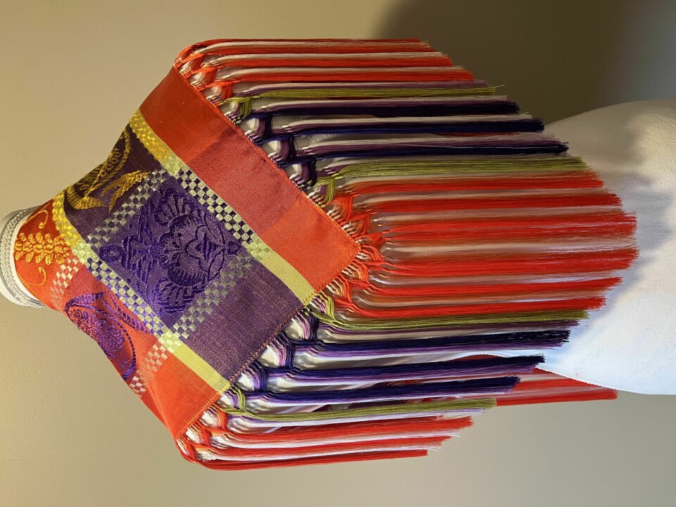 VAKKERT HÅNDARBEID: Vibeke Persen syr vakre sjal til samekoftene. Hun bruker minst en uke på hvert sjal.