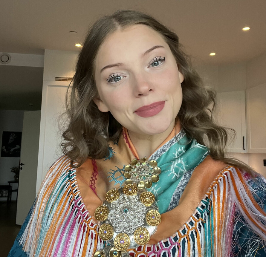 KOFTESELFIE: – Sjalet har jeg laget selv. Bildet er tatt i forbindelse med feiringen av 17. mai.