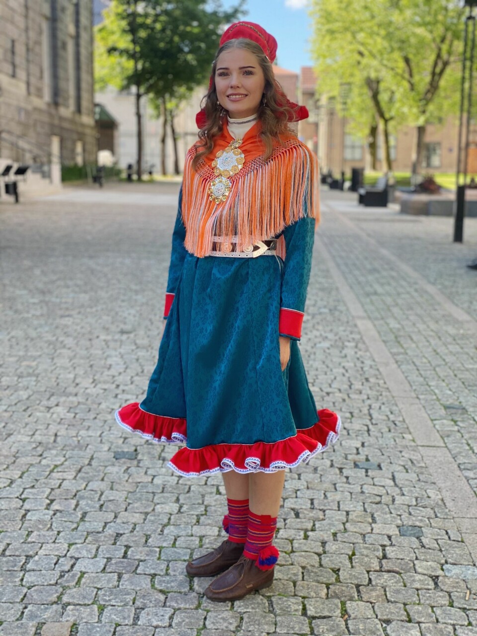 SOMMERKOFTE: Vibeke i en sommerkofte fra Polmak, sydd i forbindelse med at hun ble offentliggjort som Samisk Veiviser.