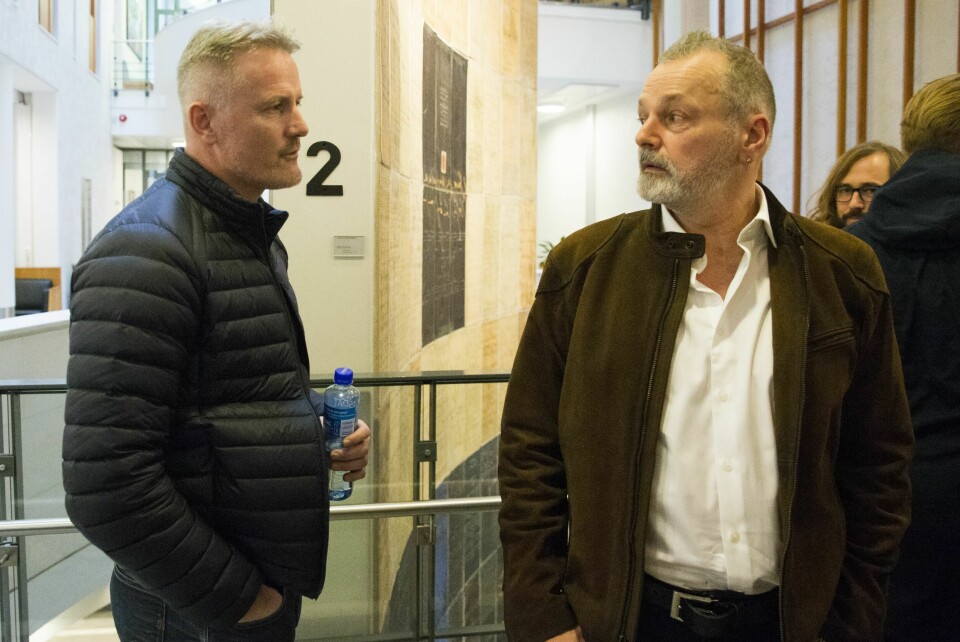 KORRUPSJONSDØMT: Johnny hadde den tidligere polititoppen Eirik Jensen som sjef da han jobbet som politispaner. Her møtes de under rettssaken mot Jensen i 2017.