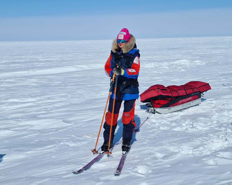 <b>DOKUMENTAR: </b>Dokumentarfilmskaperen Petter Nyquist var med og filmet turen over Grønlandsisen. Resultatet kan man se i serien <br>«Alle har sin sydpol» på Altibox fra 25. oktober. Du kan lese mer på Instagram-kontoen expeditionpinkribbon. Her tar Silje seg en liten pustepause i isødet.