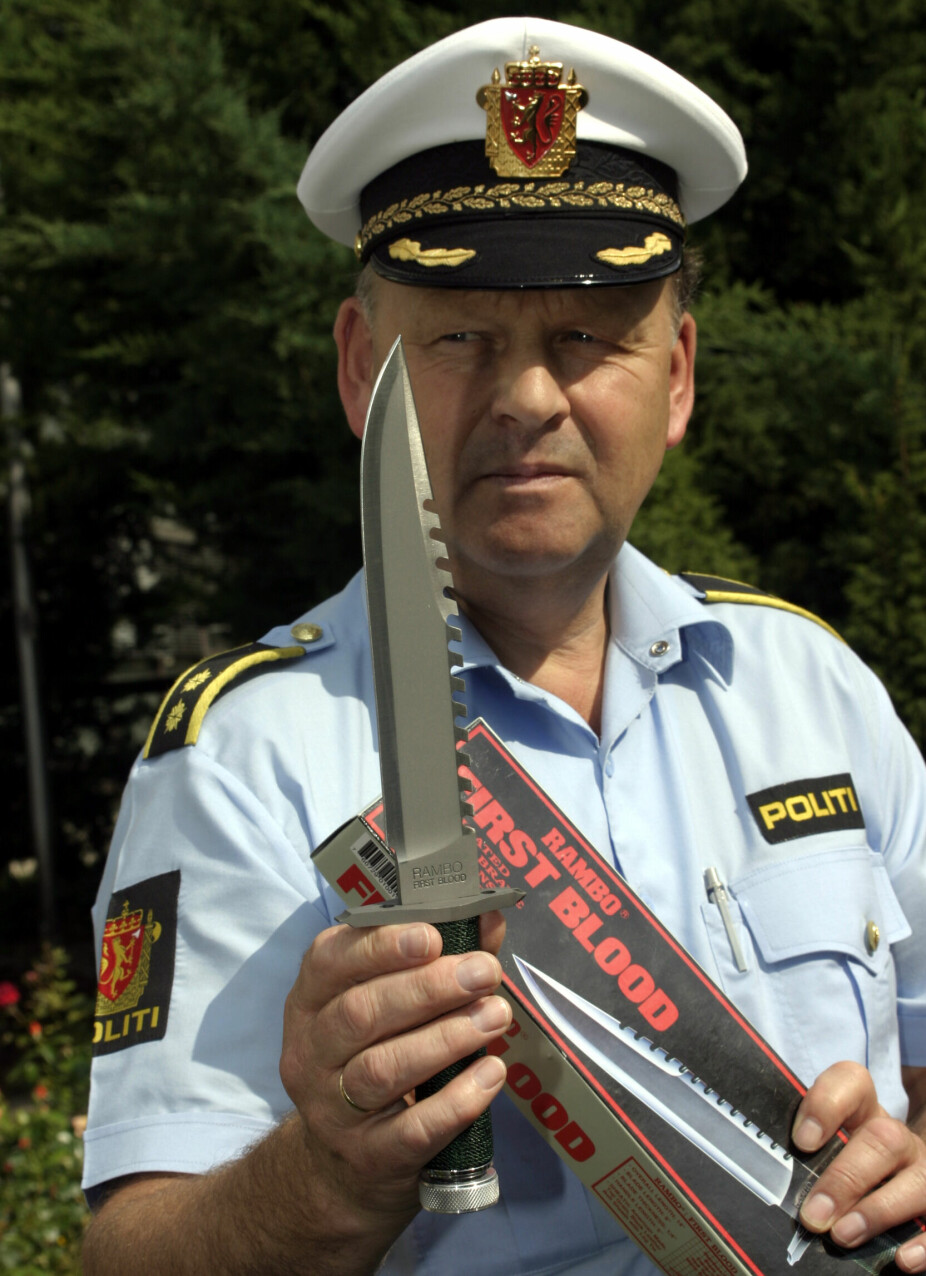 <b>DRAPSVÅPEN:</b> Tidligere politioverbetjent Finn Abrahamsen viste frem en Rambo-kniv for pressen, tilsvarende den som ble brukt under «Trikkedrapet». 