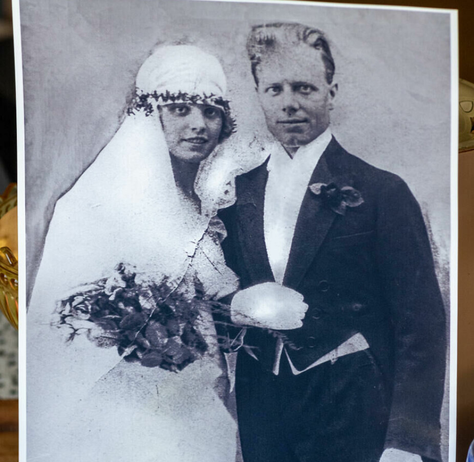 GIFTET SEG: Forfatter Kjell Ola Dahl, og kona Marit Myrstad, på slektsgården Torgunrud.