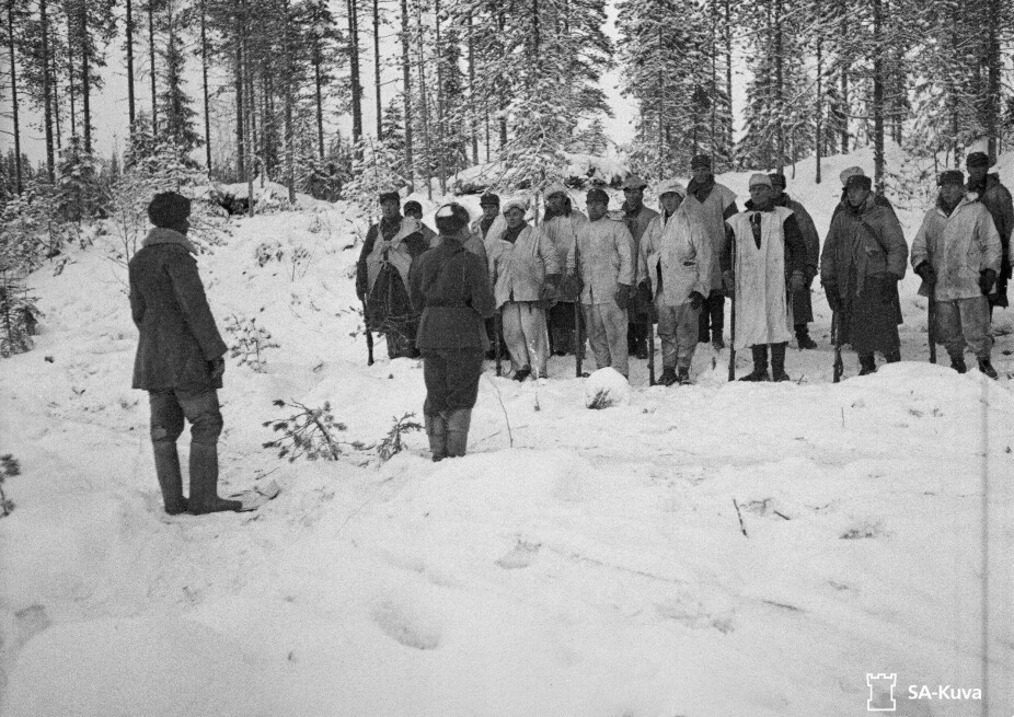 <b>JULEGUDSTJENESTE:</b> Første juledag 1939. Aarne Juutilainen var Simo Häyhäs kompanisjef. Saueskinnsjakken hadde han tatt fra en død russisk offiser.