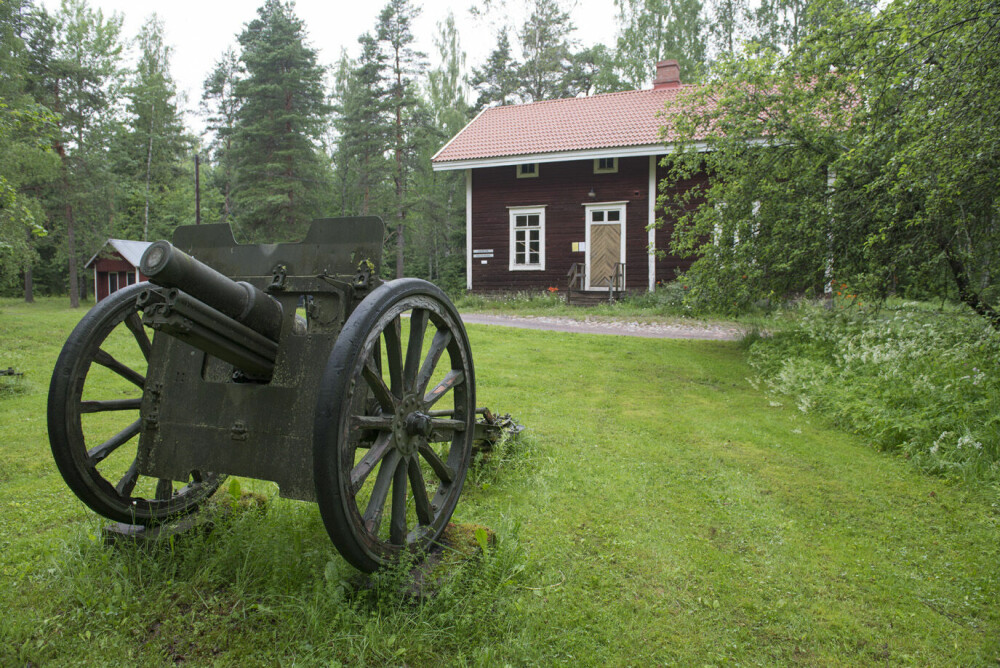 <b>MUSEUM:</b> I Simo Häyhäs hjembygd, Rautjärvi, er det etablert et museum om Kollaa-fronten. Kanonen peker mot Russland, to kilometer unna.