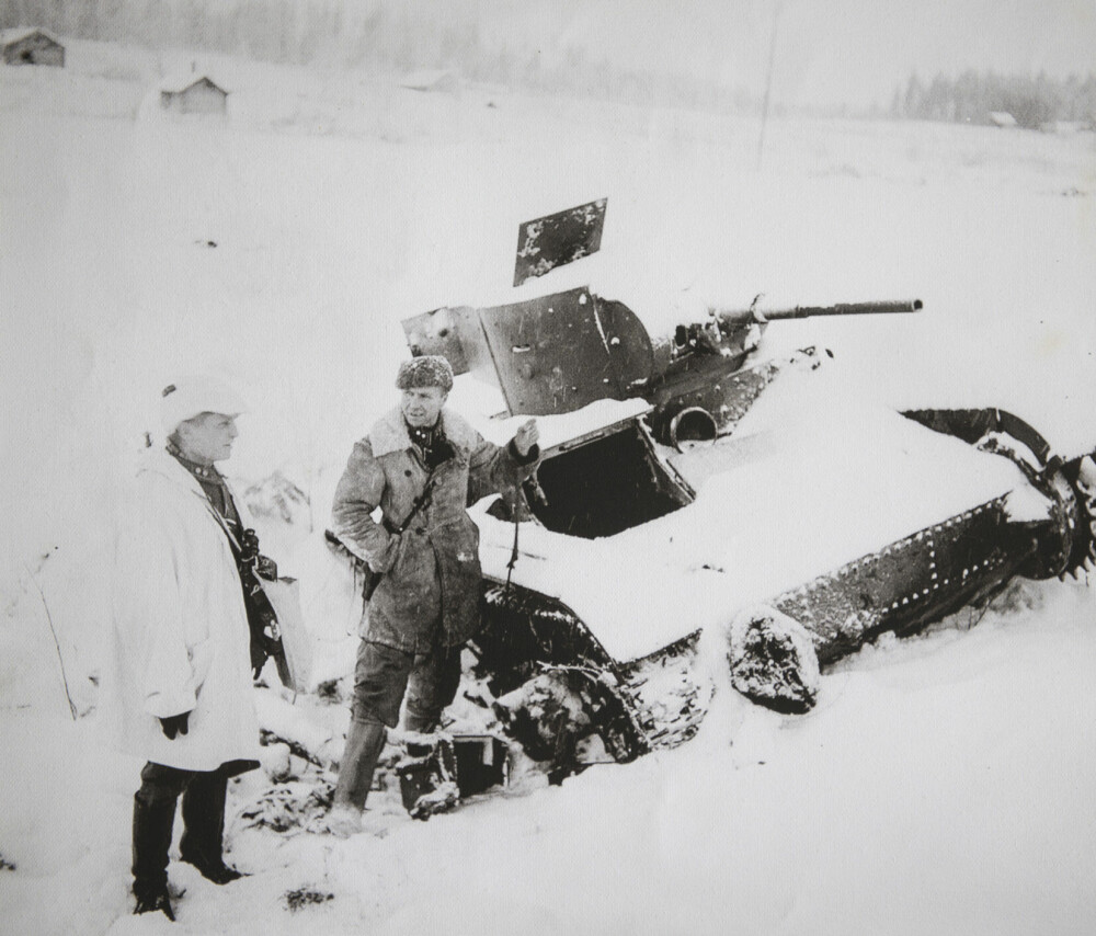 <b>MAROKKOS SKREKK:</b> Simo Häyhäs kompanisjef, Aarne Juutilainen (t.h), ved en ødelagt sovjetisk T-26 stridsvogn. Offiseren til venstre er sjefen for 34. infanteriregiment, oberstløytnant Wilhelm Teittinen.