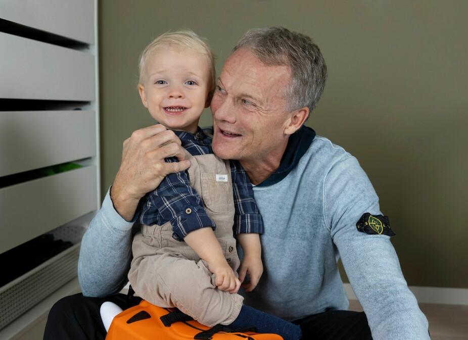 <b>EN BERIKELSE:</b> – Jeg er heldig som får oppleve å være bestefar, sier Frode Grodås. Han blir kalt «besten» av lille Gabriel på snart to år.