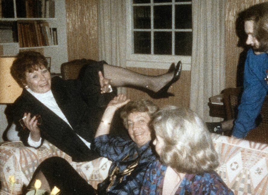 MYE MORO: – Du verden, det var en artig kveld i Damebrog, og dem var det mange av, minnes Kari, her i en ganske spesiell positur på sofaens armlene.