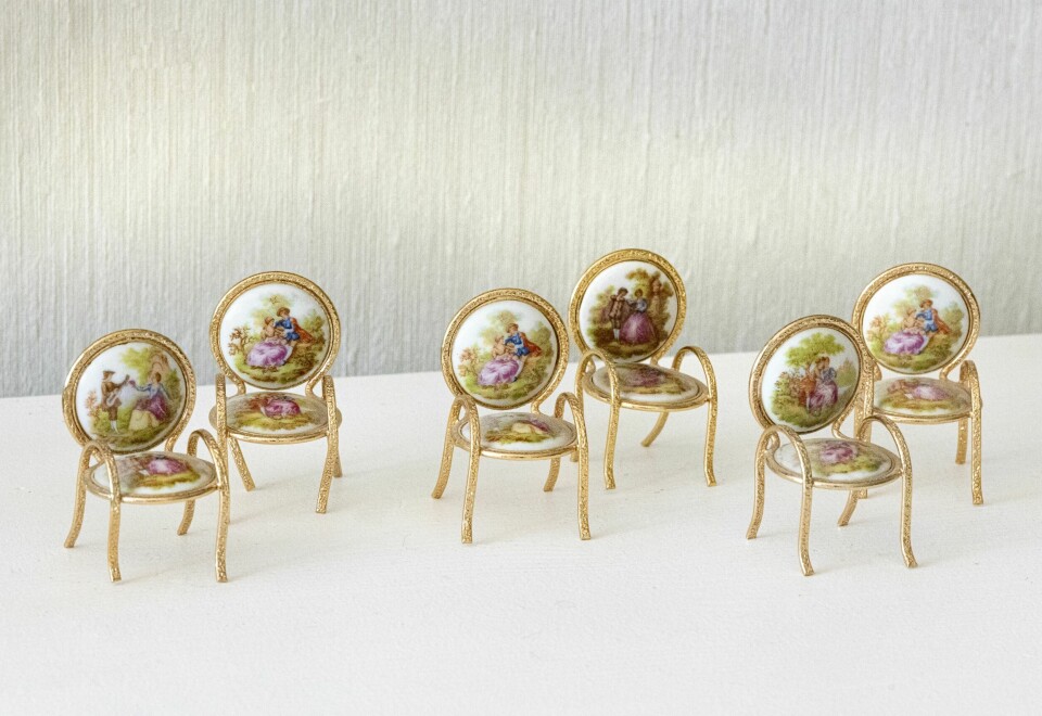 SYMBOLIKK: Disse nydelige stolene fikk en av damene i klubben laget som et symbol for vennskapet mellom de syv. I dag er de i Livs eie.