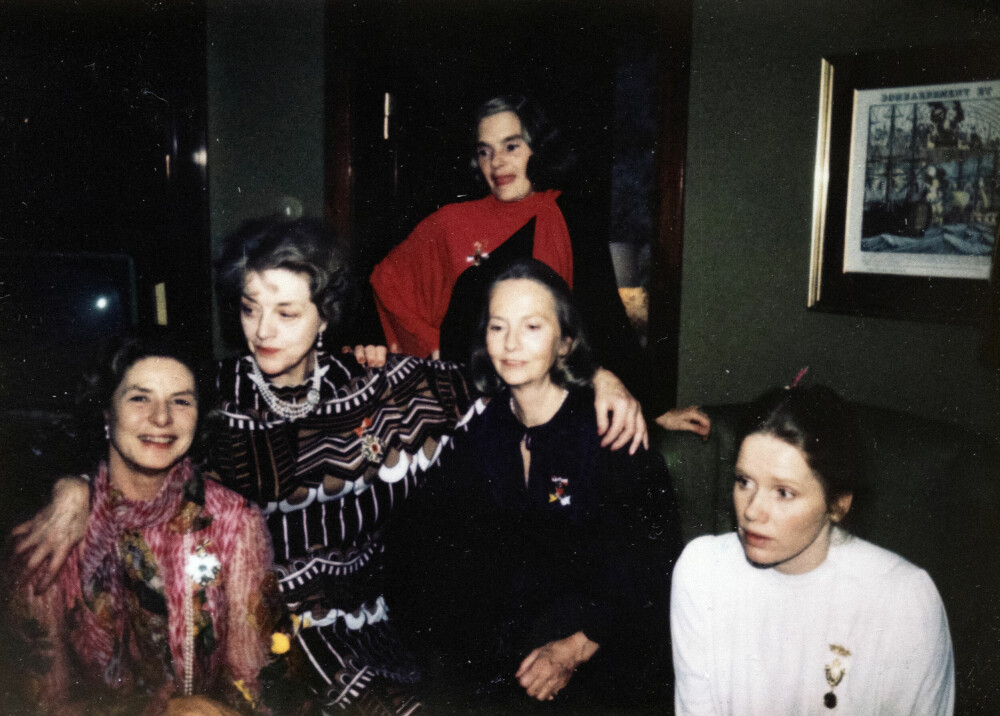 <b>FARGERIKE DAMER:</b> Fra venstre: Ingrid Bergman, Aase Bye, Eva Henning, Vibeke Falch og Liv Ullmann.