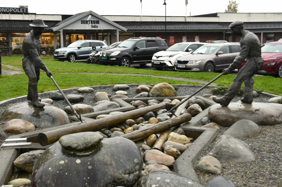 VASSER I HISTORIE: Dette monumentet står midt i Dokka sentrum, og gir en solid påminnelse om de bitre arbeidskonfliktene fløterne og skogsarbeiderne var innblandet i.