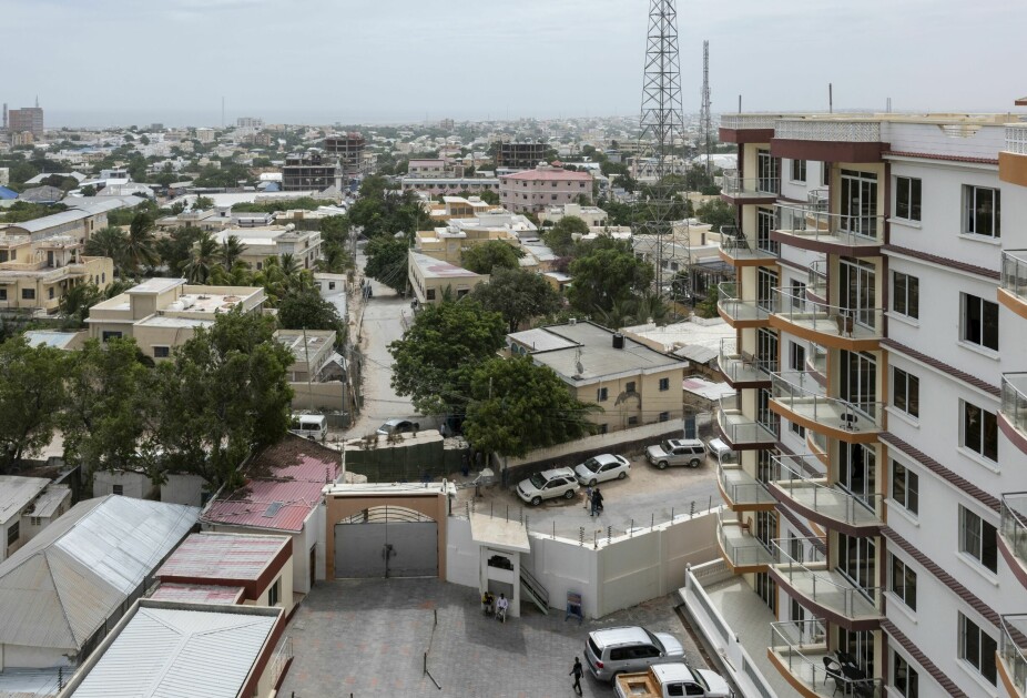 <b>UTSIKT:</b> Utsikten ut fra leilighetskomplekset Safari Apartments. – Månedsleien ligger på 20 000 kroner, forteller Yusuf. Sikkerhet koster.