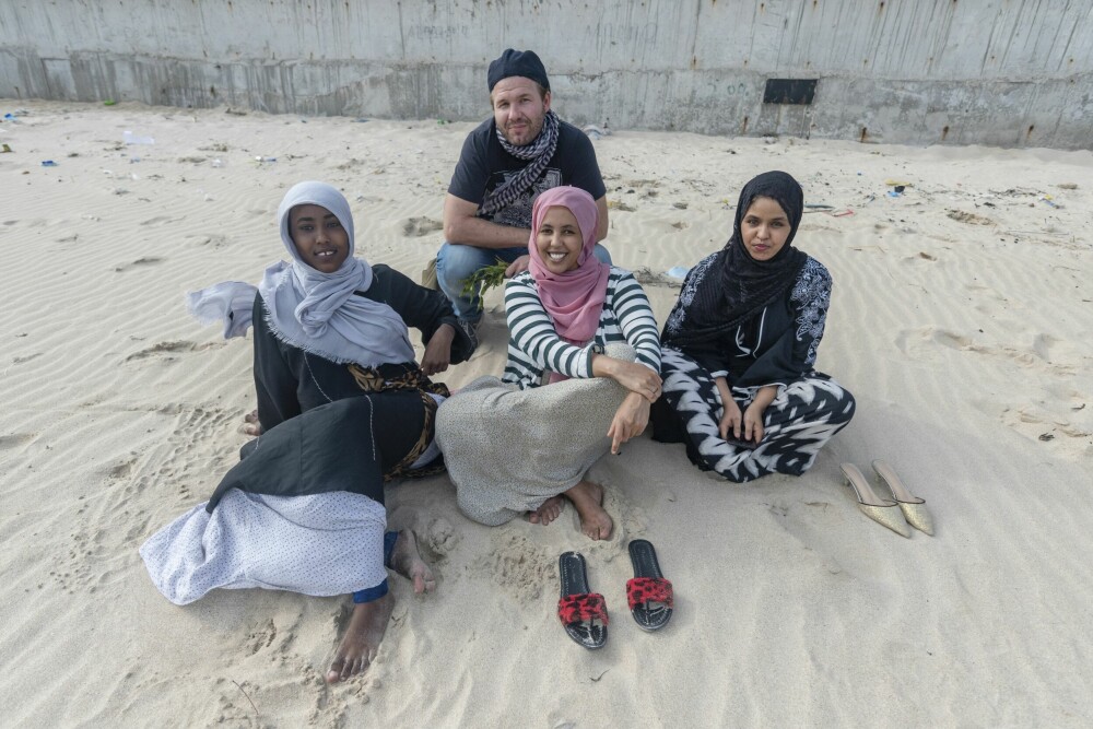 <b>IDYLL:</b> Artikkel­forfatteren på stranden med Nala, Faduma og Salma.