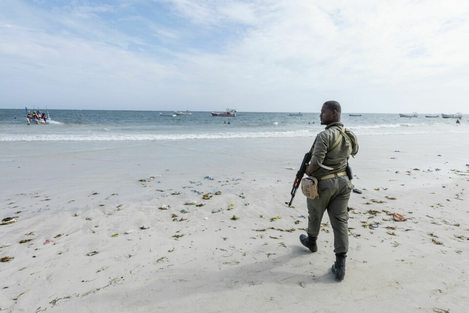 BADEGJEST: Jeg nyter Lido-stranden med militæreskorte.