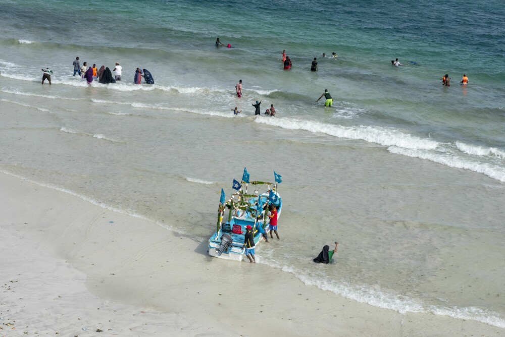 <b>MED KLÆRNE PÅ:</b> Menneskene er tilbake på Lido-stranden til tross for gjentatte terrorangrep. Og kvinnene bader med burkaen på.