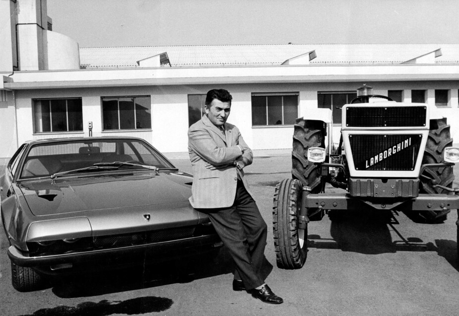 <b>Grunnlegger</b>: Ferruccio Lamborghini på panseret til en Jarama tidlig på 70-tallet.