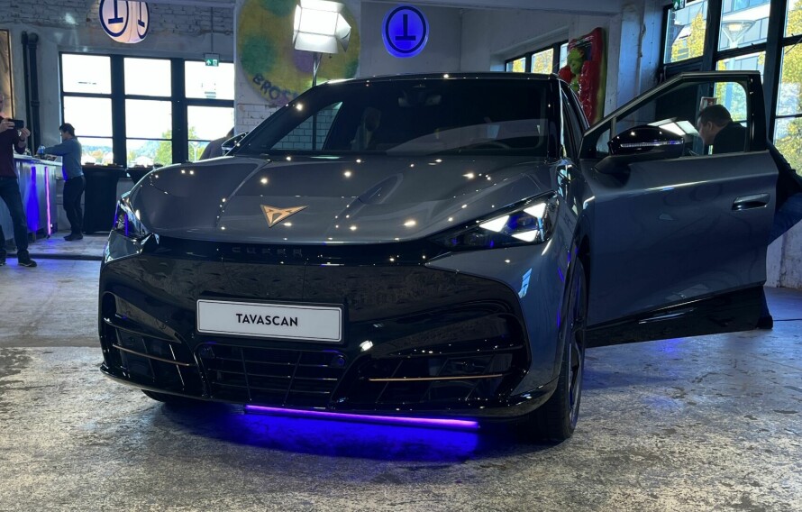 SIGNATUR: Tre triangelformede øyne i frontlysene.