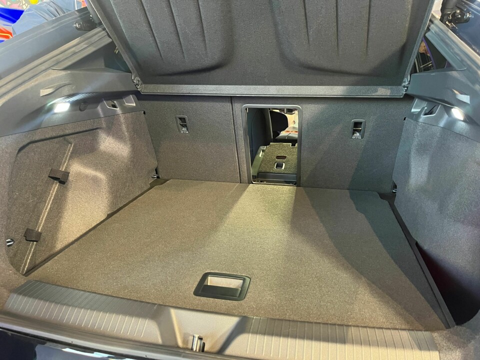 SKILUKE: Bagasjerommet tar 540 liter, omtrent som i ID.5. Bakseteryggen kan felles ned i 60:40-fordeling. Skiluke er på plass.