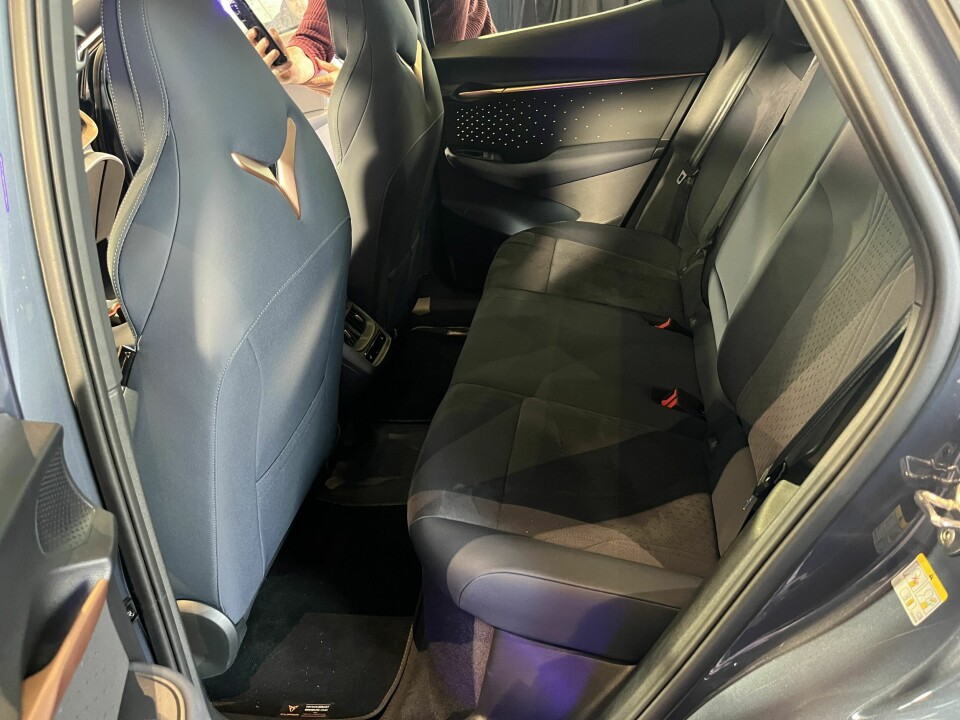 PLASS: Baksetene har varmefunksjon.