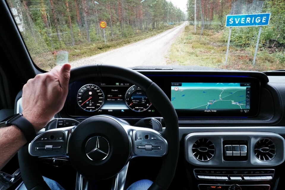 KOMFORT MOT NERVØSITET: Førermiljøet minner mer om limousiner enn terrengbiler. Men det er godt for sjelen når grenser skal krysses.
