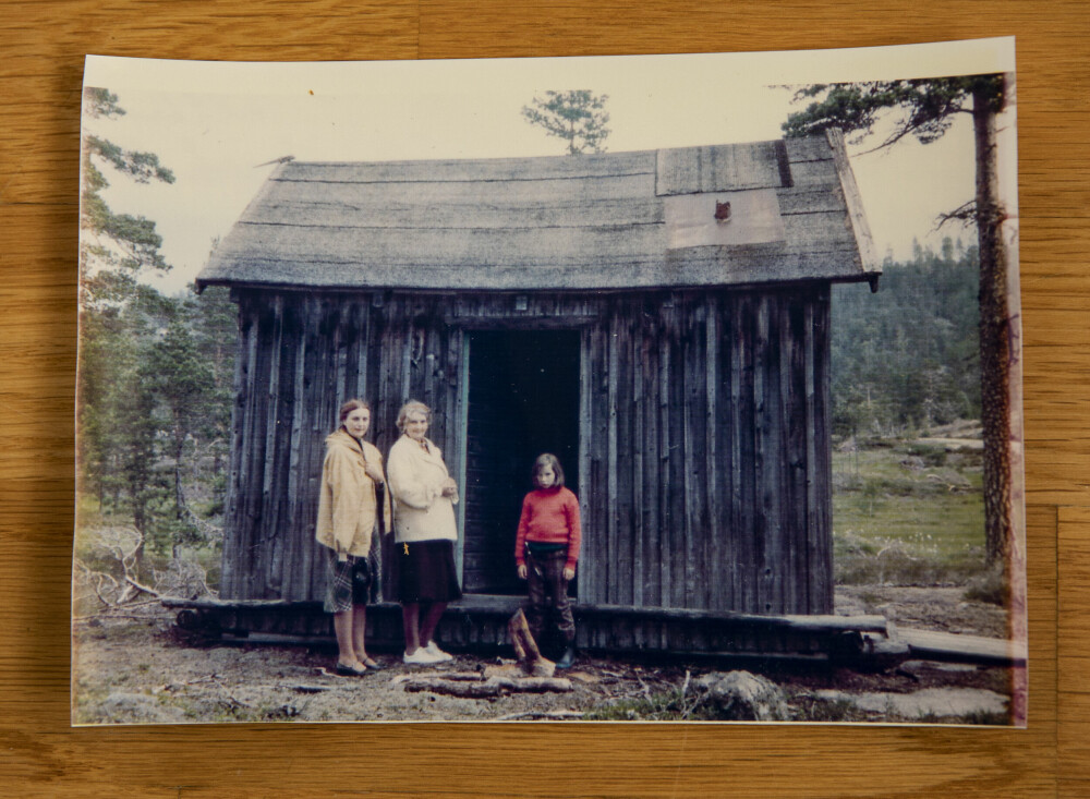 <b>FØR:</b> Her er hytta slik den sto da Annette var liten jente. Da var den mindre enn den er i dag. Foto: Privat