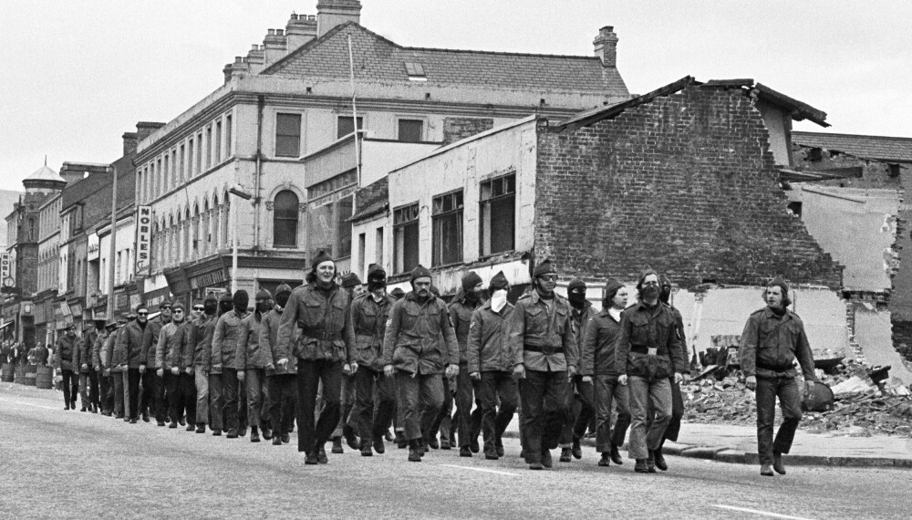 Lojalister: Paramilitære og protestantiske medlemmer av Ulster Defence Association (UDA) marsjerer gjennom Shankill Road på 70-tallet. Shankill Road ligger i et nærmest utelukkende protestant­isk område og er et symbol på den probritiske lojalismen og unionismen.