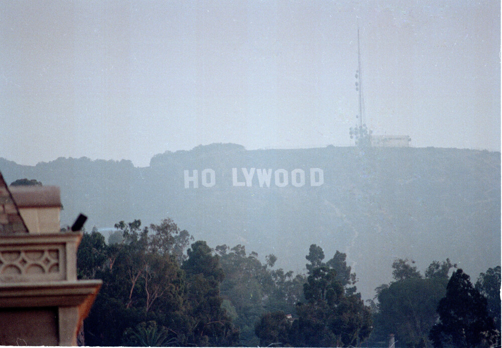 <b>1983:</b> Da pave Johannes Paul skulle komme på besøk til Los Angeles høsten 1987, ble den ene L-bokstaven dekket til slik at det sto HOLY WOOD. Holy på engelsk betyr hellig.
