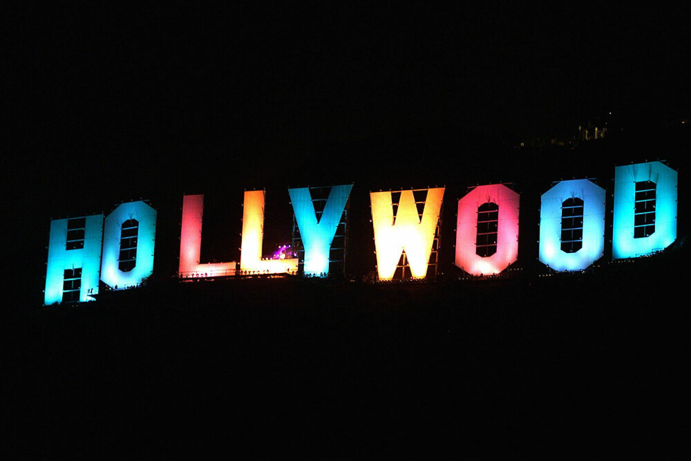 <b>1999: </b>I forbindelse med millenniumsskiftet fra 1999 til 2000 ble Hollywood-skiltet opplyst i ulike farger.