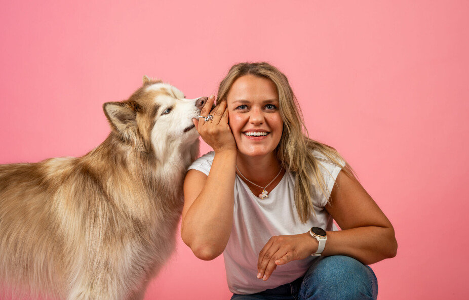 <b>BER FOLK LYTTE TIL HUNDEN SIN: </b>Hundetrener Ida Østgård ber hundeeiere passe på at hunden deres ikke blir understimulert. Det kan nemlig gi adferdsproblemer.