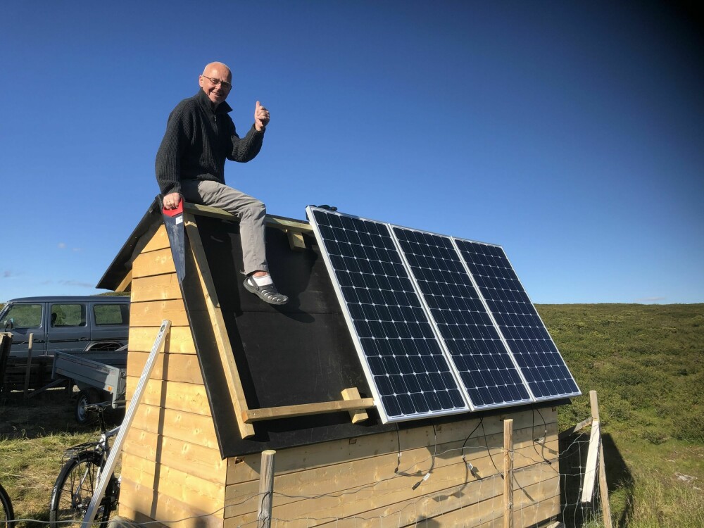 <b>UNDER BYGGING:</b> Her blir solcellepanelene i ferd med å bli montert på taket til vedskjulet. Solcellene gir han mulighet til å klare seg helt uten strøm fra strømnettet. 