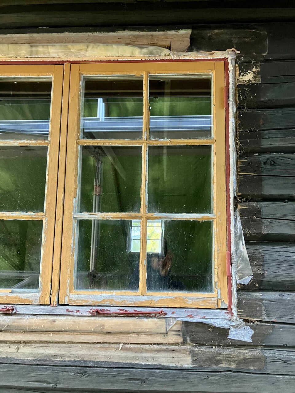 VERDIFULL SJEKK: Kommer det kald trekk fra vinduene på hytta, kan du ta av listene og sjekke om glipen mellom vinduskarmen og veggen er godt nok isolert og vindtett.