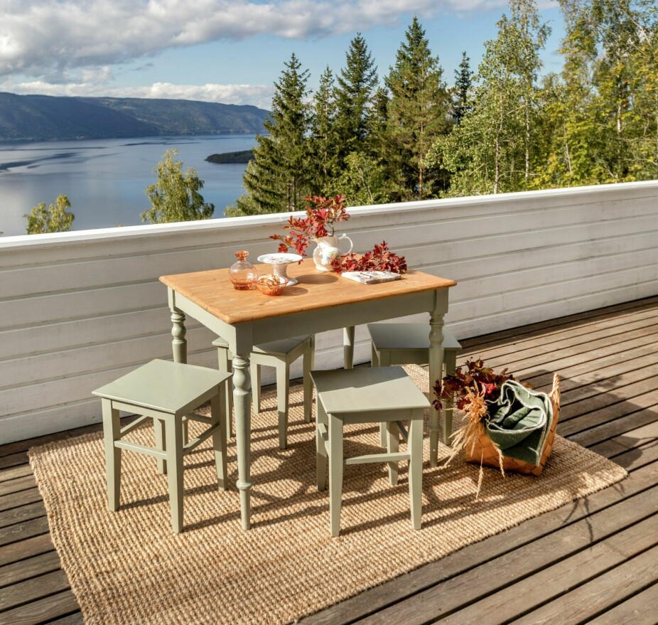 <b>MYS MOT MJØSA:</b> Bordet og krakkene på terrassen fantes i hytta fra før og er blitt malt i fargen Kammo. Her er det deilig å sitte med en kaffekopp.