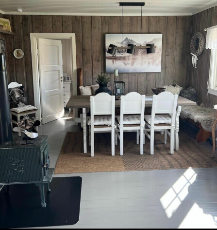 NYTT OG FRISKT: Familien har beiset furupanelet i stuen med fargen 9043 Sjøsand. Taket er malt hvitt, noe som gir en lys følelse til rommet.