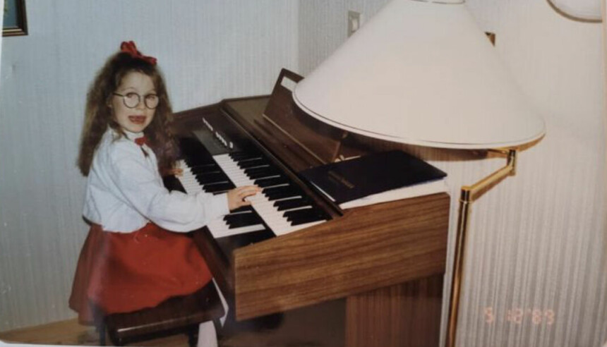 MUSIKKGLAD: Silje er 6 år gammel, og foreldrene har nettopp skaffet henne et orgel.