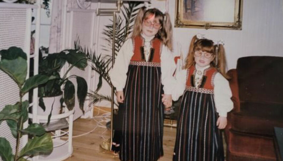 SØSTRE: Silje (til venstre) sammen med søsteren Anne. Også lillesøsteren har diagnosen aniridi.