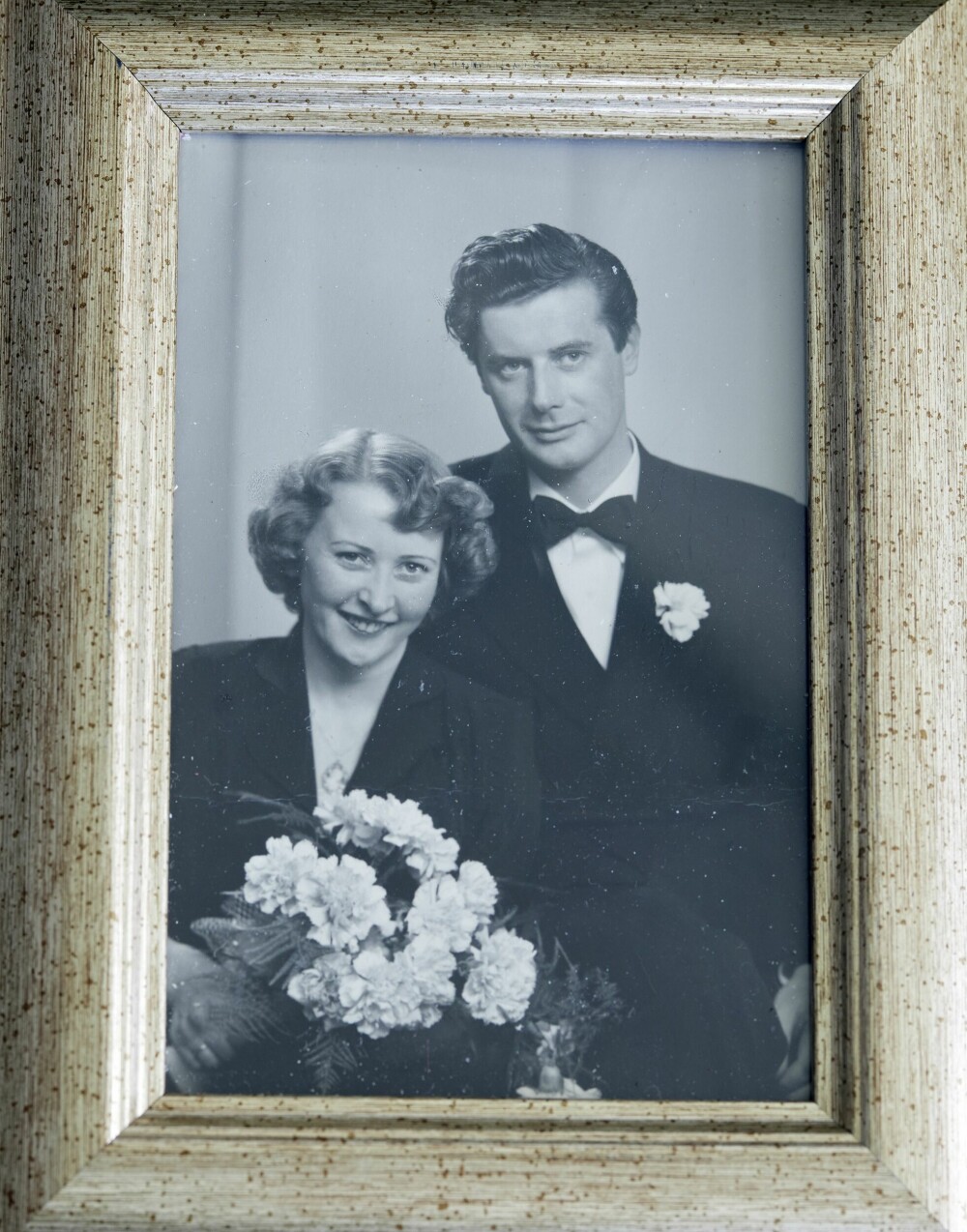 <b>FORELSKET:</b> Grethe og Arne på bryllupsdagen. De var unge og lykkelige og gledet seg til å ha et liv sammen. 