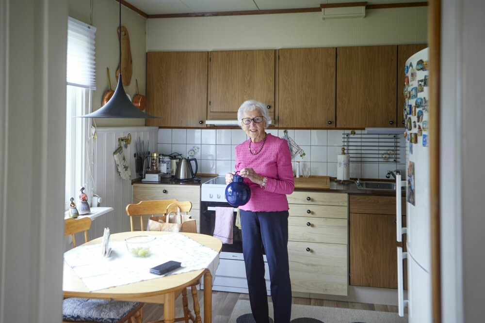 <b>SPREK DAME:</b> 98 år gammel svinser Grethe rundt i eget ­kjøkken mens hun forbereder servering av kaffe og kaker. 