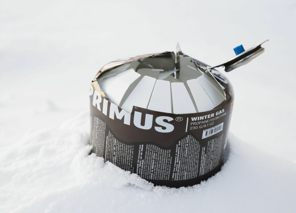FORSKJELLER: Ulike typer gass har ulike egenskaper. Primus Winter Gas er optimalisert for lave temperaturer. Papiret inne i boksen gir økt overflate for væskefasen å fordampe fra.