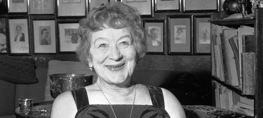 15 år gammel tropper en ukjent jente opp på Nationaltheatret. Det ble starten på en eventyrlig karriere