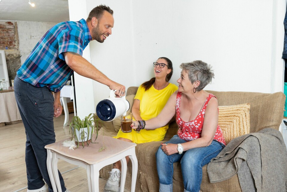 KAFFE SOM VERKTØY: Kaffe leder til gode samtaler. Det er både Timmy, Silje og Karianne enige om.