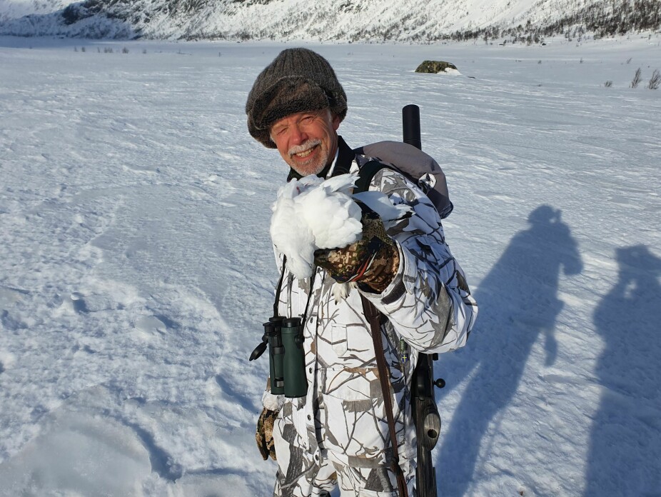 VINTERJAKT: Skal du jakte på vinteren, får du garantert bedre resultat om du klarer å kamuflere deg i snøen. Derfor har vi testet fem ulike varianter.