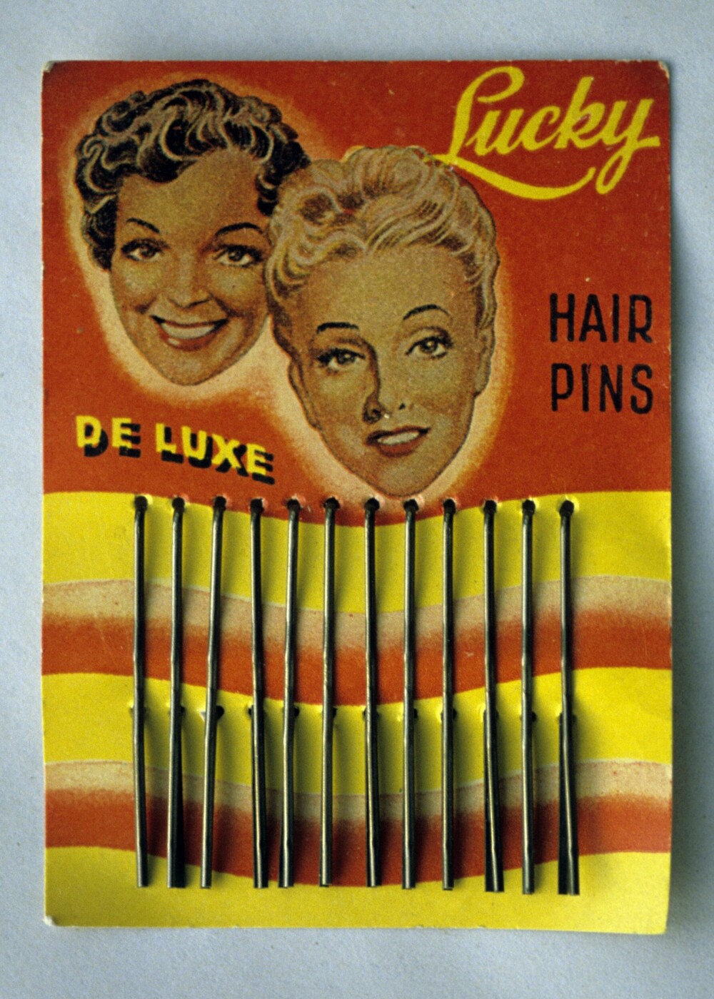 <b>HÅRSPENNER: </b>På femti-tallet kunne en enkel liten papplate gjøre nytten som tilfredsstillende emballasje for et sett med hårspenner.