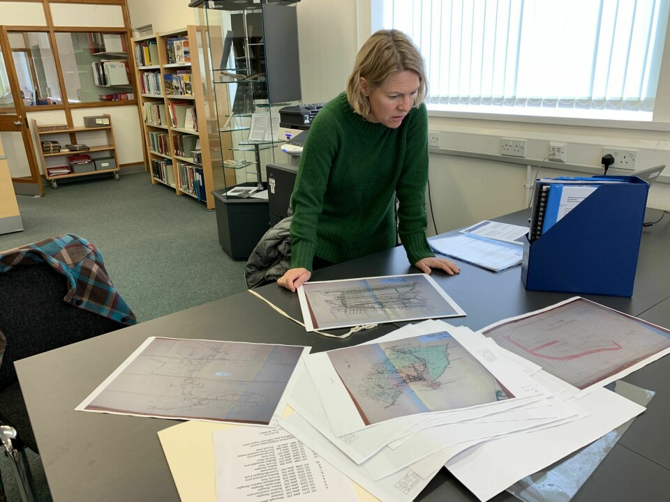 GRAVEARBEID: Gry i arkivet til Manx Museum på Isle of Man, hvor hun prøver å finne informasjon om Churchills norske fanger under 2. verdenskrig.