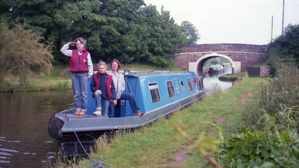 <b>FAMILIEFERIE:</b> 11-årige Gry som stolt kaptein på kanalbåt. Privat foto fra familieferie i 1981.