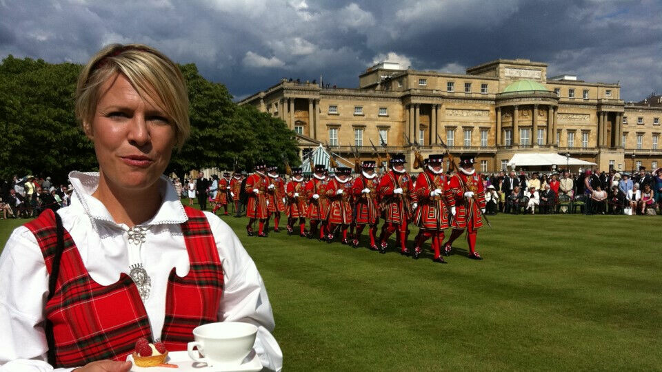 HØYTIDELIG: Gry i Rondastakk på hageselskap på Buckingham Palace.
